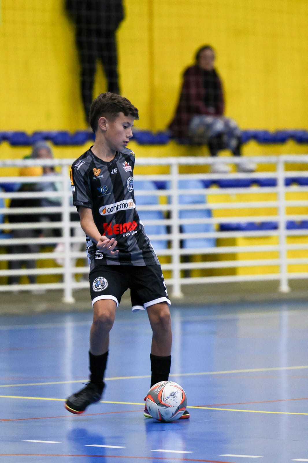 Theo Marques conduzindo a bola no futsal