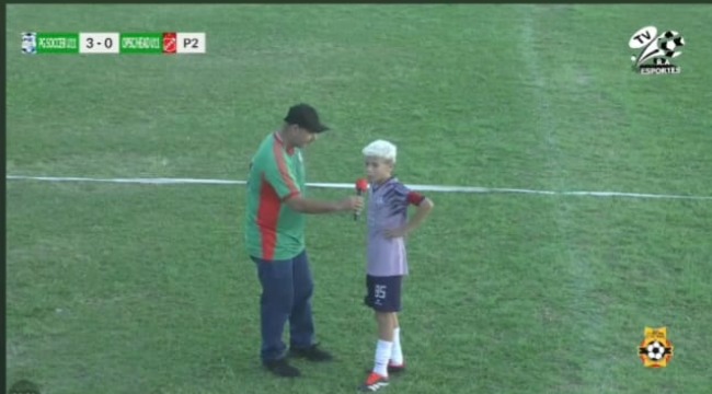 Theo Marques sendo entrevistado em campo pela TV Esportes
