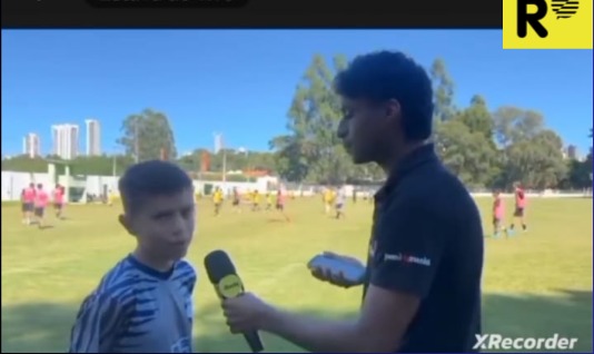 Theo Marques sendo entrevistado ao vivo por rádio
